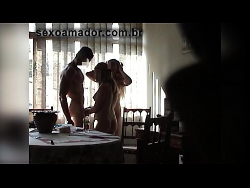 ❤️ Sex Frënn invitéieren e risege Mann an en Dräier mat him Fuckvideo bei eis ﹏