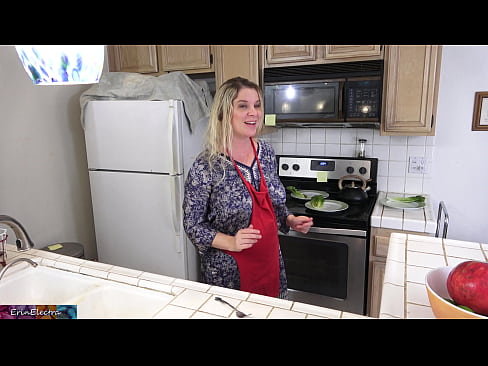❤️ Stepmom Mëllech him an der Kichen virun sengem Datum Fuckvideo bei eis ﹏