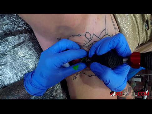 ❤️ Extrem tattooed Hottie Sully Savage krut en Tattoo op hirem Klitoris Fuckvideo bei eis ﹏