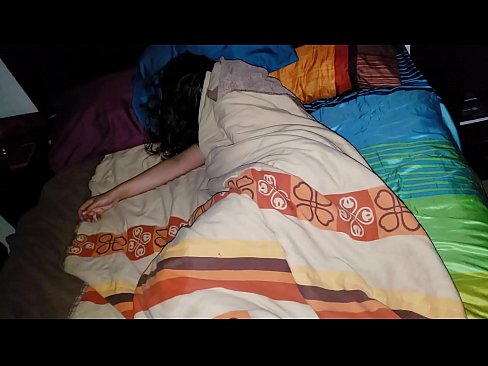 ❤️ Stiefson beréiert seng jonk Stéifmamm wärend hatt schléift. Fuckvideo bei eis ﹏