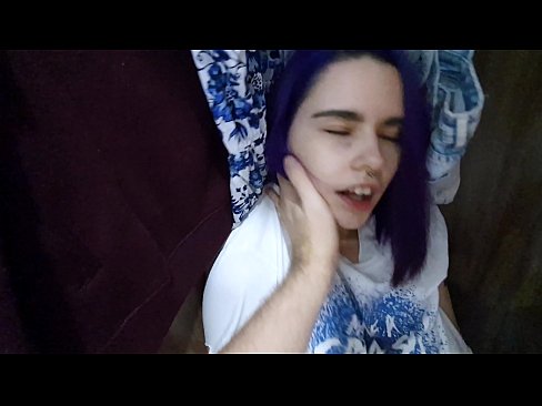 ❤️ Fannt meng Schwëster am Kleederschaf an huet hatt gehollef Fuckvideo bei eis ﹏
